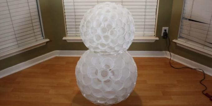hur man gör en snögubbe: ansluta två bollar