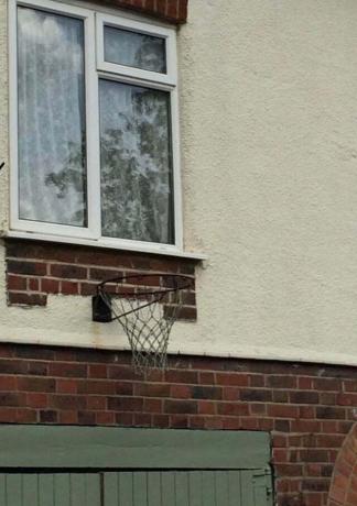 basketring under fönstret