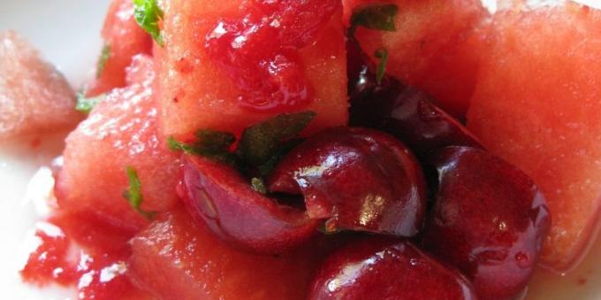 Fruktsallad: vattenmelon-mint sallad med körsbär