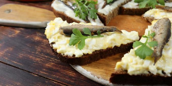 Smörgåsar med skarpsill, ägg och ost
