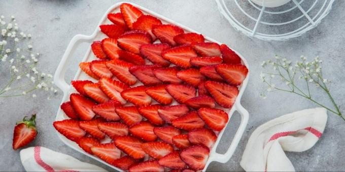 Ostmassa efterrätt med jordgubbar utan bakning