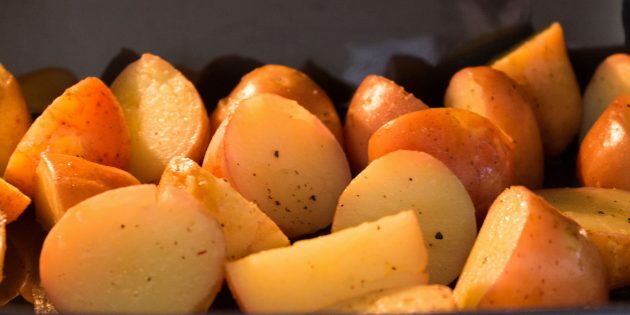Bakad ny potatis: ett enkelt recept