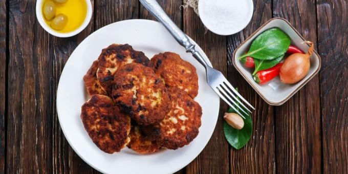 Koteletter från tre sorters köttfärs med kål