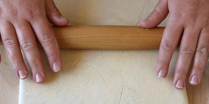 Hur man lagar en hemmagjord smördeg: Kavla ut degen