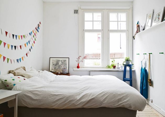 Litet sovrum: krokarna på väggen