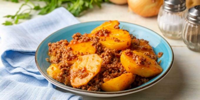 Potatis med köttfärs i en stekpanna i turkisk stil