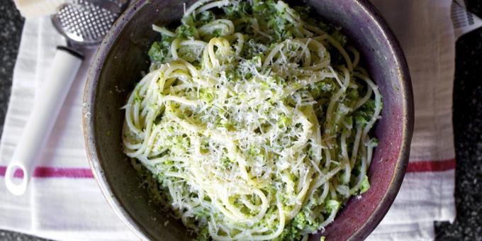 Recept på pasta med pesto sås med broccoli och parmesan