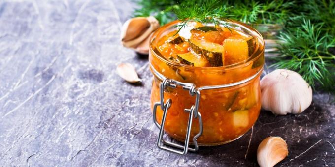 Sallad av zucchini på vintern "Teschin språk" med peppar, vitlök och tomatpuré