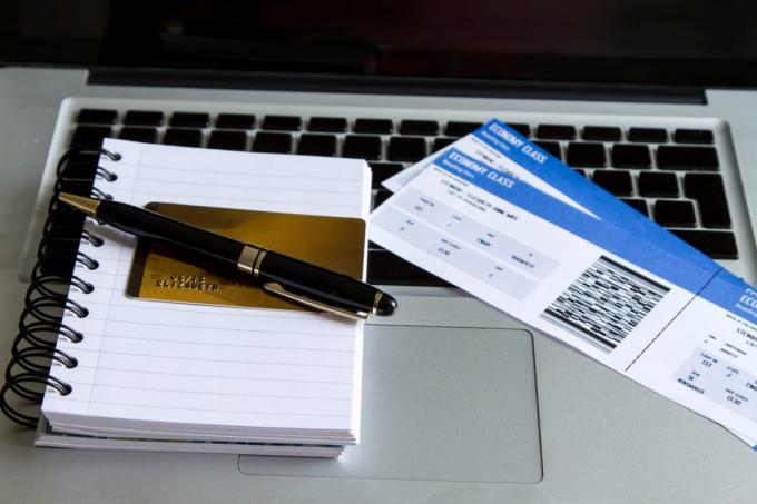 Att köpa flygbiljetter på nätet med ett kreditkort