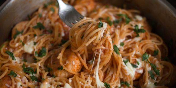 Spaghetti med köttbullar och tomatsås
