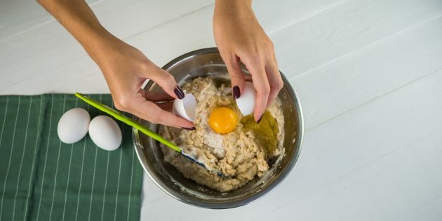 Päron- och valnötpaj: Tillsätt yoghurt, smör och ägg
