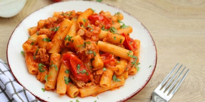 Pasta med tomater och tonfisk