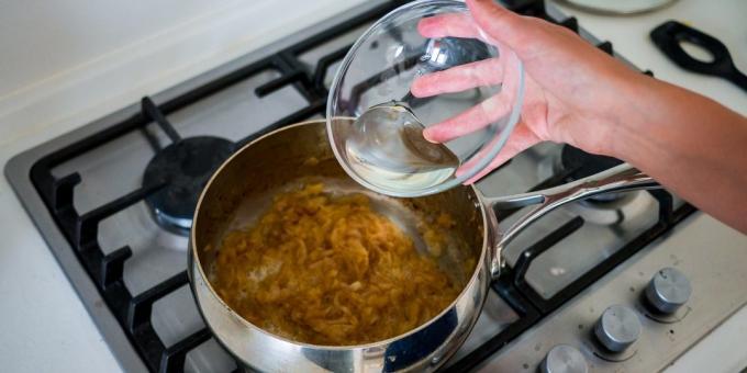 Hur man lagar en klassisk löksoppa: Tillsätt vinet i pannan