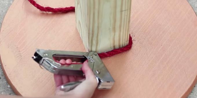 Hur man gör en skrapstolpe: fäst ett rep
