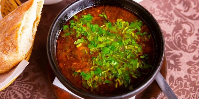 Biff kharcho soppa med ris och tomater