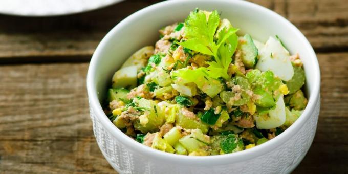 Sallad med torsklever, ägg, potatis och gurka