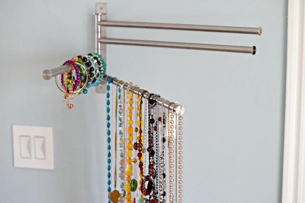 Att hålla saker i garderoben: hängare för smycken