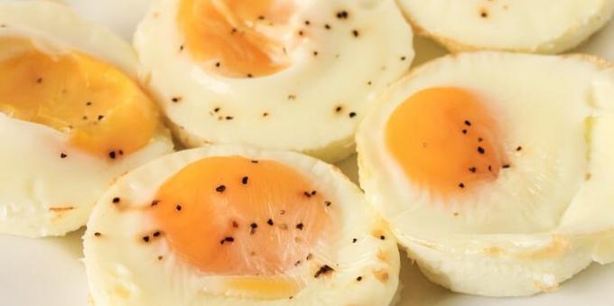 Enkla ägg bakas i ugnen