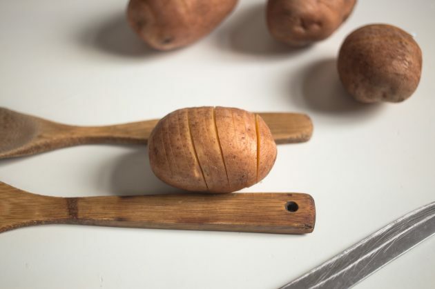 Hasselbeck potatis: skär potatisen