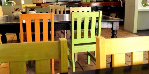 färgaccenter i inlandet: stolar