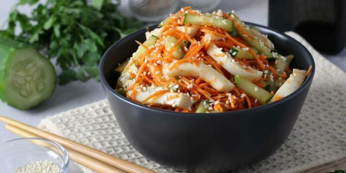 Sallad med bläckfisk, morötter i koreansk stil och gurka