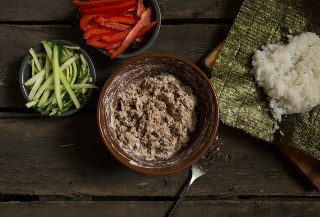 Klassisk Onigirazu Sushi Sandwich: Lägg till majonnäs i tonfisken och krydda med en streck svartpeppar