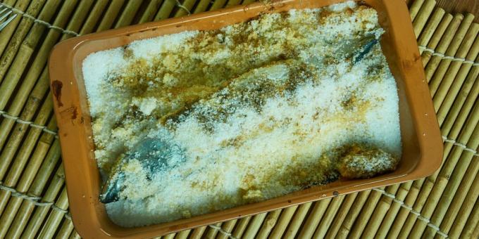 Makrill i ugnen under salt: ett enkelt recept